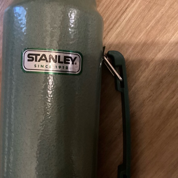 Stanley Classic Green Insulated Thermos Bottle - Picture 3 of 4